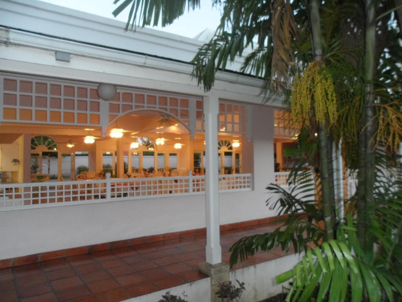Hotel Pommarine บริดจ์ทาวน์ ภายนอก รูปภาพ